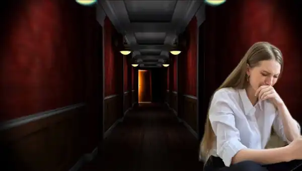 Scarlett in the distressed in the hallway